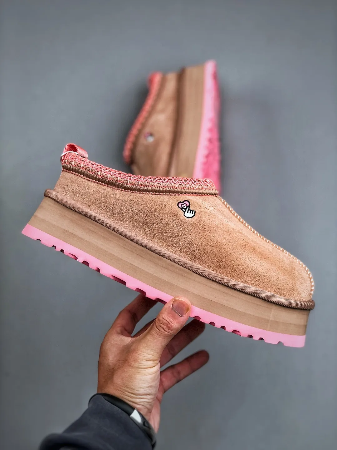 Local self-pickup💰560 supports store placement. The top version on the market. UGG Tazz ethnic style thick-soled women's model. Xiaohongshu's hot model. Produced by a major foreign trade factory in Guangzhou. From toe to insole, genuine sheep fur. Independent outer box packaging. Chip. With waterproof technology. Differentiating from any version on the market. 5cm thick sole. Independently developed original outsole. Cashmere insole. Keep warm when going out in winter. It is a very suitable choice for home use. In the new year, uug has launched a style series, which is partially biased towards the preferences of young consumers. It has also moved to the forefront of fashion trends. Shoe body material. Water-repellent coated suede upper. 17mm UGGPURE™ implanted wool insole. Lightweight non-slip and comfortable rubber outsole. With brand LOGO. With full packaging. Size: 35-40